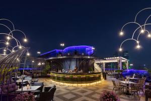 - un restaurant avec des tables et des chaises la nuit dans l'établissement Aira Boutique Hanoi Hotel & Spa, à Hanoï