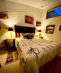 ein Schlafzimmer mit einem großen Bett in einem Zimmer in der Unterkunft Hannon House in Darby