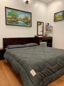 a bedroom with a bed and a painting on the wall at Ngoi Sao Phuong Nam Hotel in Ho Chi Minh City