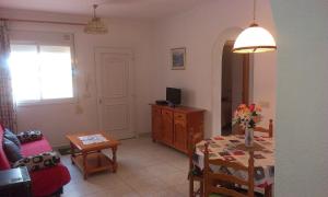 een woonkamer met een tafel en een eetkamer bij Bungalows Canadá Alquileres Vacacionales in Calpe