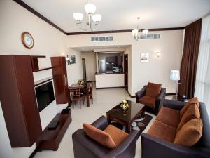 Xclusive Maples Hotel Apartment tesisinde bir oturma alanı