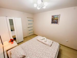 a small bedroom with a bed and a mirror at Парк Университет Exclusive МоМеНтАлЬнОе БЕСКОНТАКТНОЕ ЗАСЕЛЕНИЕ in Vladimir