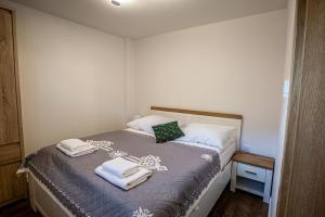 Posteľ alebo postele v izbe v ubytovaní Apartamenty przy skoczni
