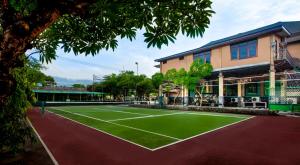 un court de tennis en face d'un bâtiment dans l'établissement Bali Taman Lovina Resort & Spa Suites, à Lovina