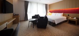 Postel nebo postele na pokoji v ubytování Ulsan City Hotel
