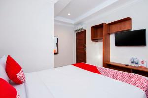 Tempat tidur dalam kamar di Super OYO 621 Vania Residence