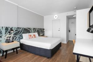 The Plaza Hotel Kalgoorlie客房内的一张或多张床位