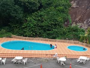 Utsikt över poolen vid Virgo Batik Resort eller i närheten