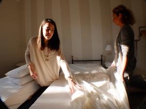 Deux femmes sont debout sur un lit dans l'établissement Locanda Stella, à Pérouse