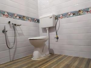 ein Badezimmer mit Toilette und Dusche in der Unterkunft Bagori Resort-Best Holiday Resort in Kaziranga in Sakmuthi