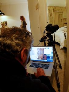 een man voor een camera met een laptop bij Locanda Stella in Perugia