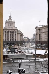 widok na miasto z dużym budynkiem w obiekcie Santa Sofia w mieście Sofia