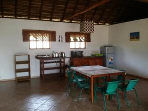 eine Küche mit einem Tisch und Stühlen im Zimmer in der Unterkunft Blue Moon Beach Holiday Resort in Inhambane