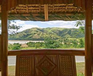 vistas a las montañas desde la ventana de una cabaña en Rea's Bamboo Resort, 