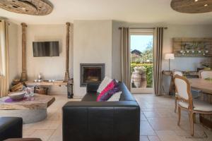 a living room with a couch and a table at Les Chambres du Vivier, chambres d'hôtes et gîte - à 100m - in Durbuy