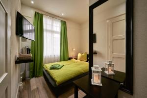 Postel nebo postele na pokoji v ubytování Max Aviation Villa & Apartments