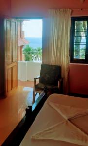 特里凡得琅的住宿－VARMA SEA VIEW VILLAS，一间卧室配有一张床,享有海景