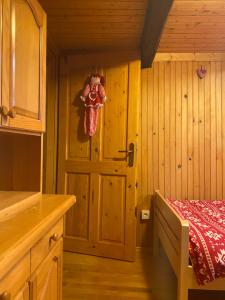 Posteľ alebo postele v izbe v ubytovaní FoRest Chalet