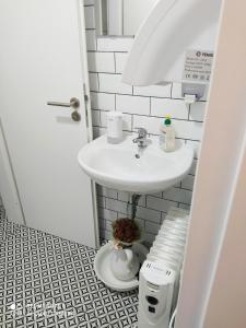 een badkamer met een wastafel en een toilet bij Villa Liduška s kavárnou in Bechyně