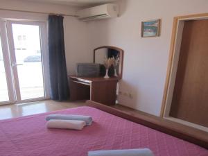 sypialnia z fioletowym dywanem i lustrem w obiekcie Apartments Kresic w Hvarze