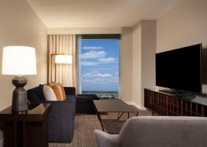 TV a/nebo společenská místnost v ubytování Hyatt Regency Frisco-Dallas