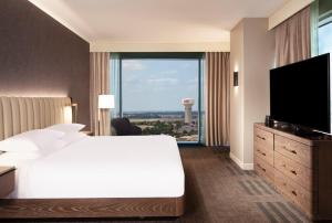 TV a/nebo společenská místnost v ubytování Hyatt Regency Frisco-Dallas