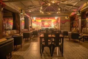 - un restaurant avec des tables et des chaises dans une salle dans l'établissement Hotel Casa Meridian, à Vānivilāsa Puram
