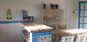 Dapur atau dapur kecil di Casa na Praia com Piscina