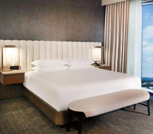 Postel nebo postele na pokoji v ubytování Hyatt Regency Frisco-Dallas