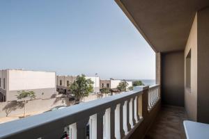 a balcony with a view of the ocean at Apartamento en el Médano in El Médano