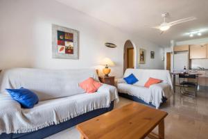 salon z kanapą i stołem w obiekcie Apartamento en el Médano w mieście El Médano