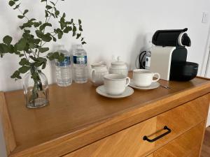蒙特勒伊濱海的住宿－La Parenthese，一个带2杯的木柜和咖啡壶