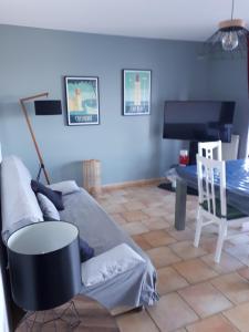 ein Wohnzimmer mit einem Sofa und einem Tisch in der Unterkunft Location Banyuls sur Mer in Banyuls-sur-Mer