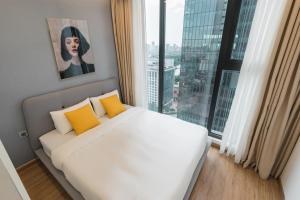 Giường trong phòng chung tại Vinhomes Skylake Apartment Kangnam My Dinh