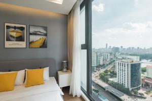 1 dormitorio con ventana grande con vistas a la ciudad en Vinhomes Skylake Apartment Kangnam My Dinh, en Hanói
