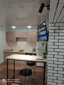 eine Küche mit einem Tisch und einem Computer darauf in der Unterkunft 35 проспект Миру in Krywyj Rih