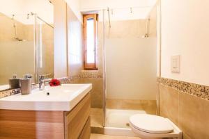 カステッラネータ・マリーナにあるCollins Apartmentsのバスルーム(洗面台、シャワー付) +29枚の写真