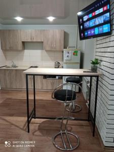 eine Küche mit einem Schreibtisch und einem Computer darauf in der Unterkunft 35 проспект Миру in Krywyj Rih
