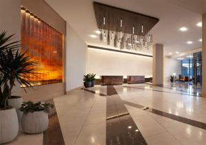 een lobby met potplanten in een gebouw bij Hyatt Regency Frisco-Dallas in Frisco