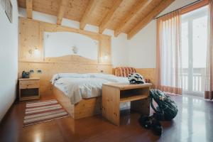 1 dormitorio con 1 cama y escritorio en una habitación en Hotel Bezzi, en Passo del Tonale