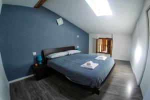 sypialnia z łóżkiem i dwoma ręcznikami na nim w obiekcie Relax Suite Holiday Apartment CIN IT02215CPAJVF w mieście Riva del Garda