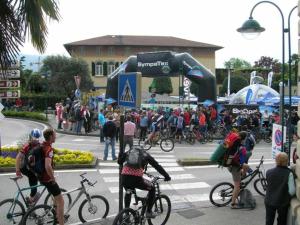 duża grupa ludzi jeżdżących rowerami po ulicy w obiekcie Relax Suite Holiday Apartment CIN IT02215CPAJVF w mieście Riva del Garda