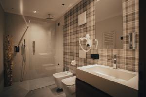 パッソ・デル・トナーレにあるHotel Bezziのバスルーム(洗面台、トイレ、シャワー付)