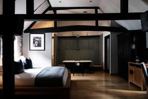 Giường trong phòng chung tại Hotel du Vin Henley