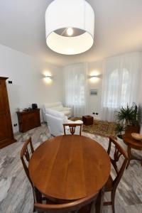 sala de estar con mesa de madera y sillas en Apart No 6, en Timisoara