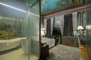 La salle de bains est pourvue d'une baignoire, d'une douche et d'une baignoire. dans l'établissement Trésor Art Boutique Hotel, à Korçë 130 autres photos
