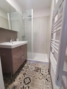 ein Badezimmer mit einem Waschbecken, einem WC und einer Badewanne in der Unterkunft Studio COSY Tout Confort Proche Hyper-Centre in Cognac