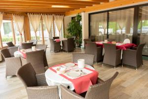Restaurace v ubytování Hotel Bungalows Europa