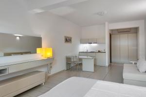 Kuchyň nebo kuchyňský kout v ubytování Lithos by Spyros & Flora