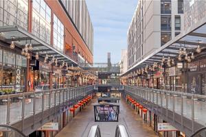 a shopping mall with a table in the middle at OYO The Green Man Pub And Hotel in London